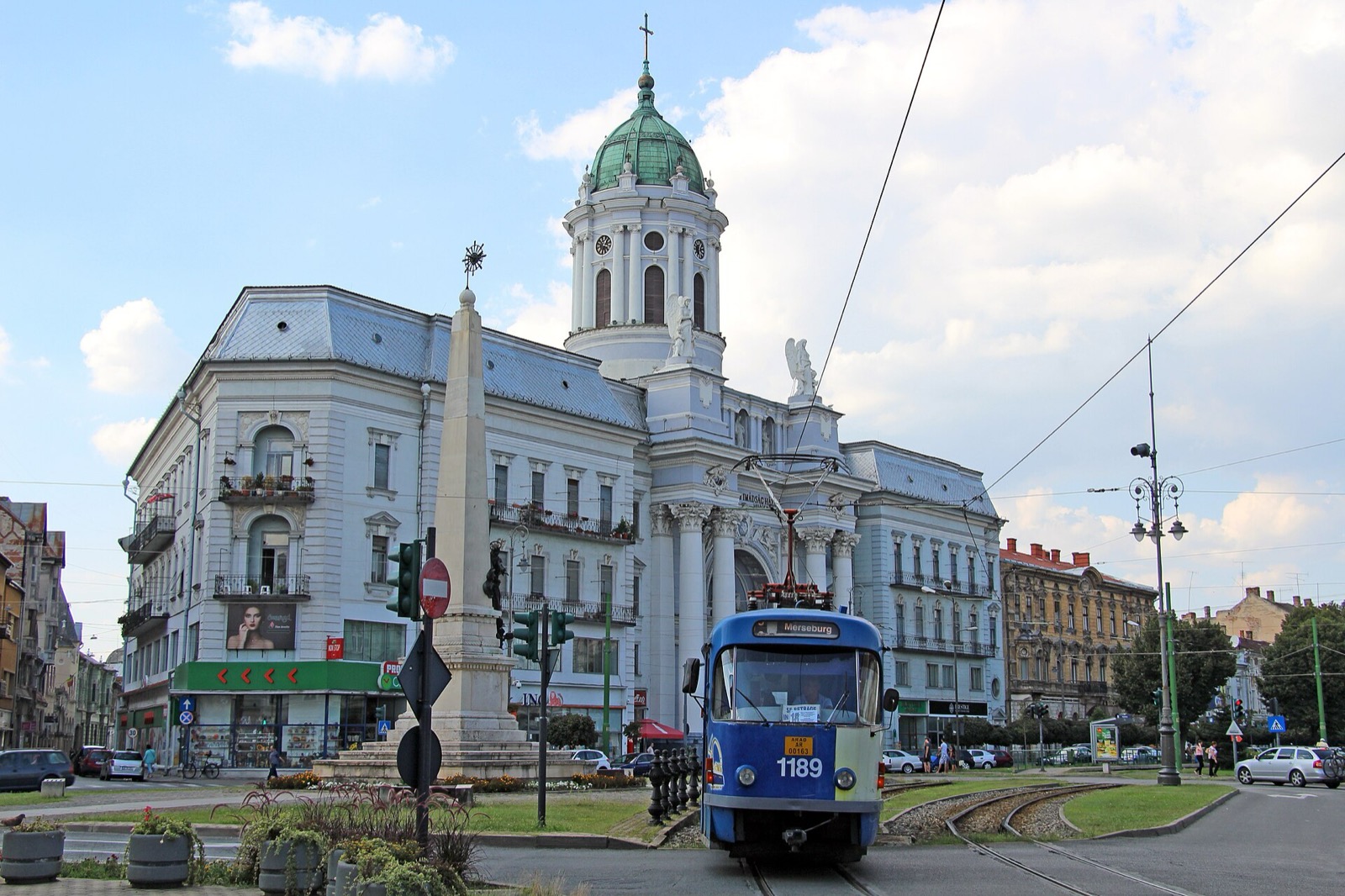 Biserica și tramvaiul pe bulevard