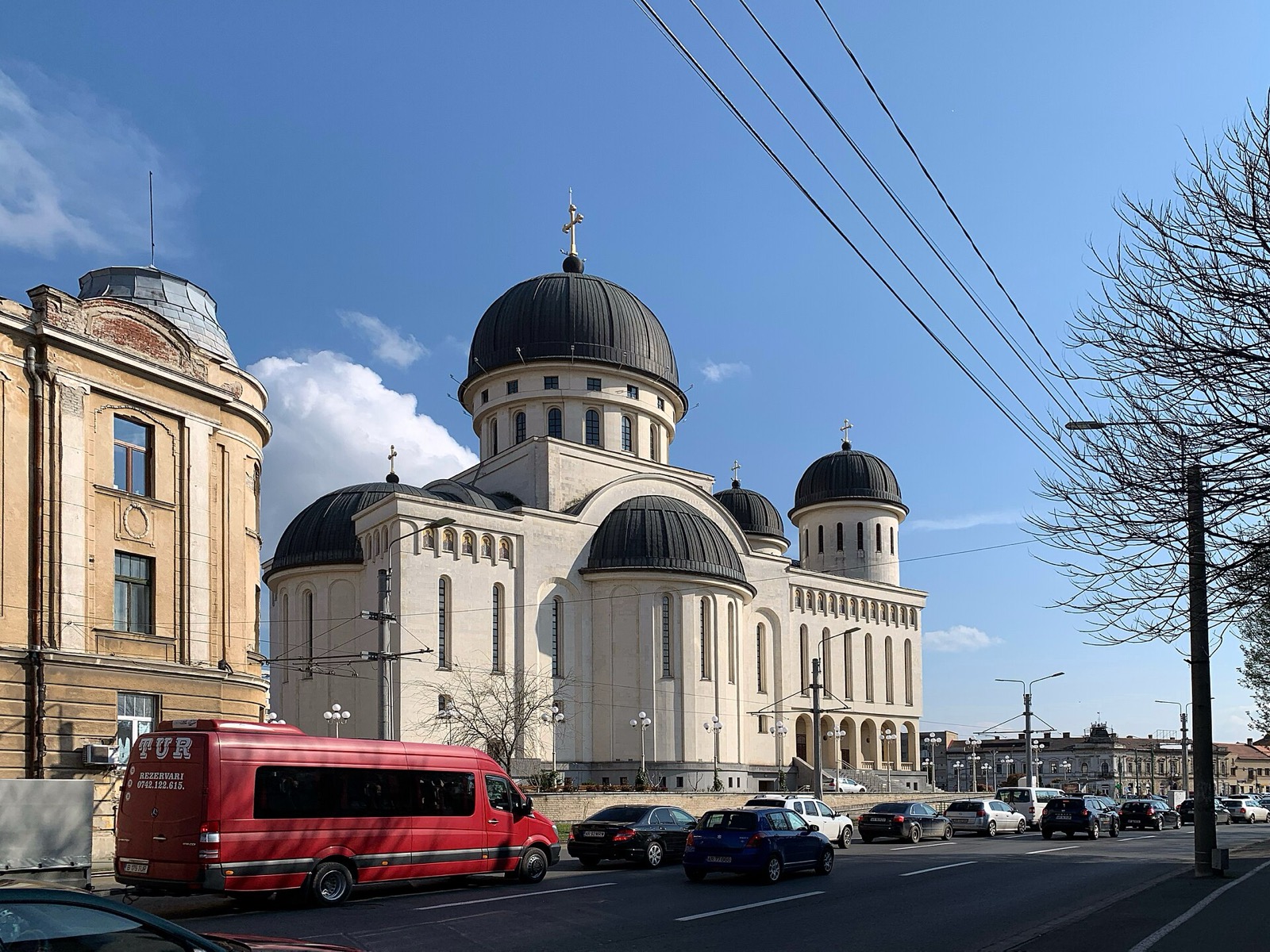 Catedrala dinspre Bulevardul Revoluției