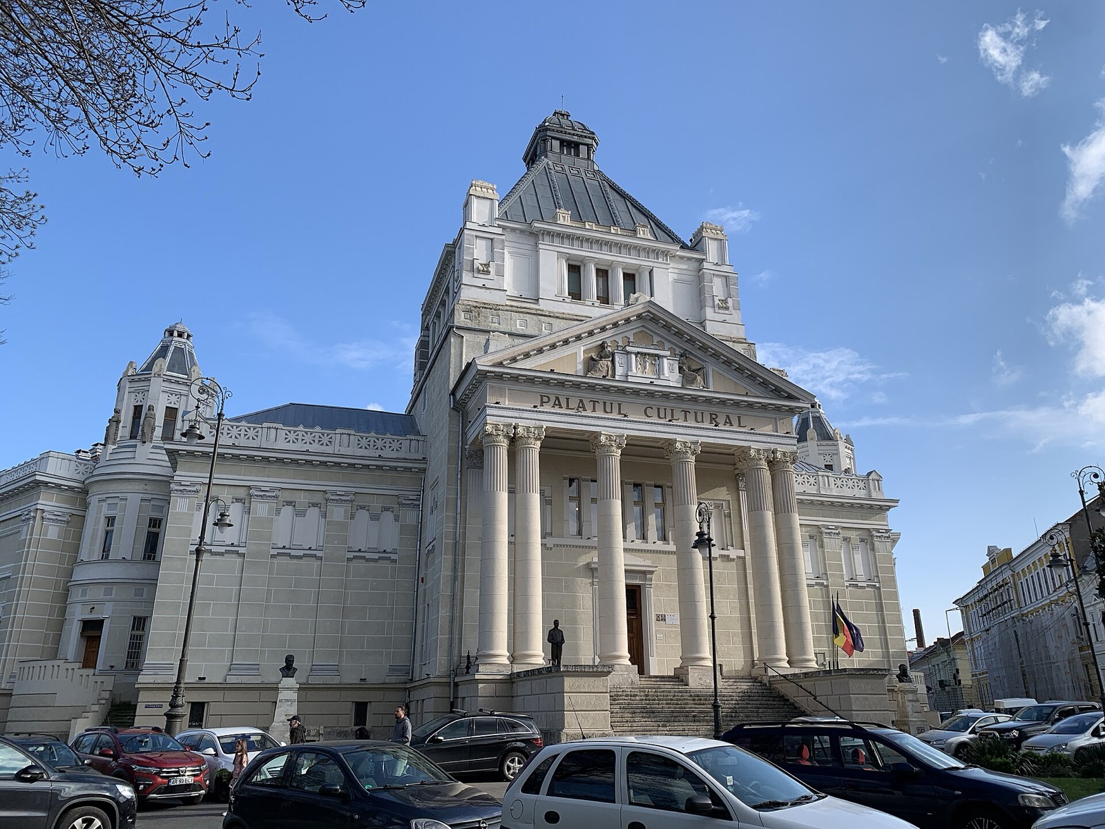 Palatul văzut din colț