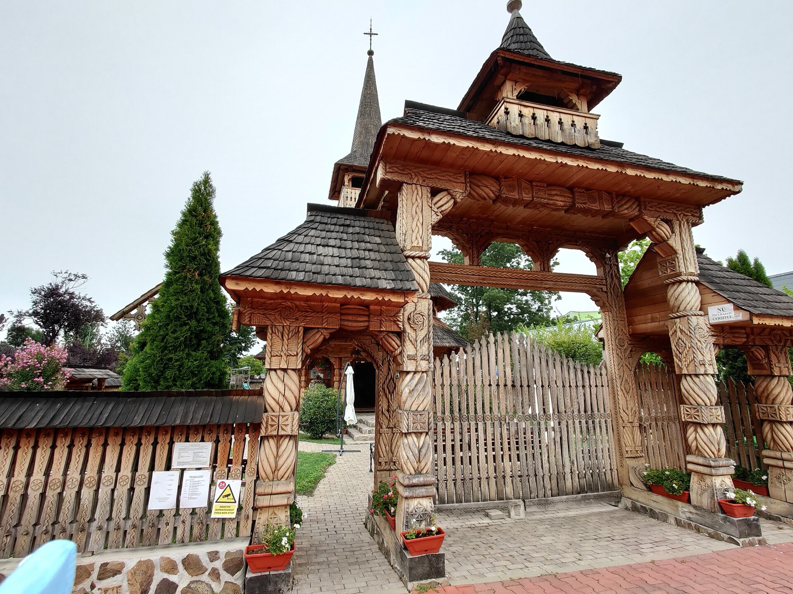 Poarta maramureșeană de la intrare